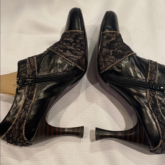 Adorable booties! - Picture 4 of 5